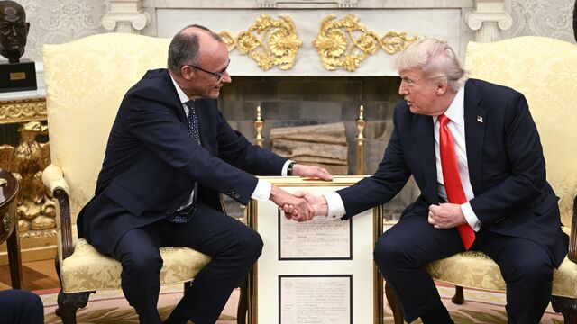 «Локомотив никуда не поедет»: Трамп требует у Мерца заказывать для Киева только в США