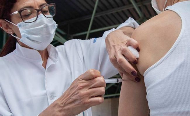 Более половины россиян не хотят прививаться от коронавируса — опрос ВЦИОМ
