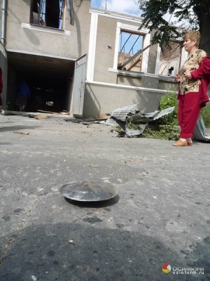 Остатки кассетной бомбы на улице в Цхинвале. Архивное фото