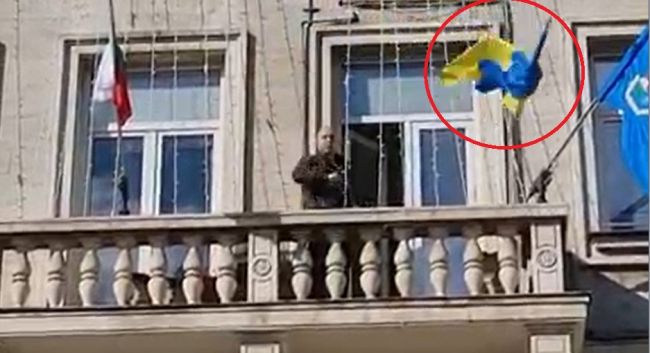 «Фашистскому флагу здесь не место!» — с балкона мэрии Софии сброшен символ Украины